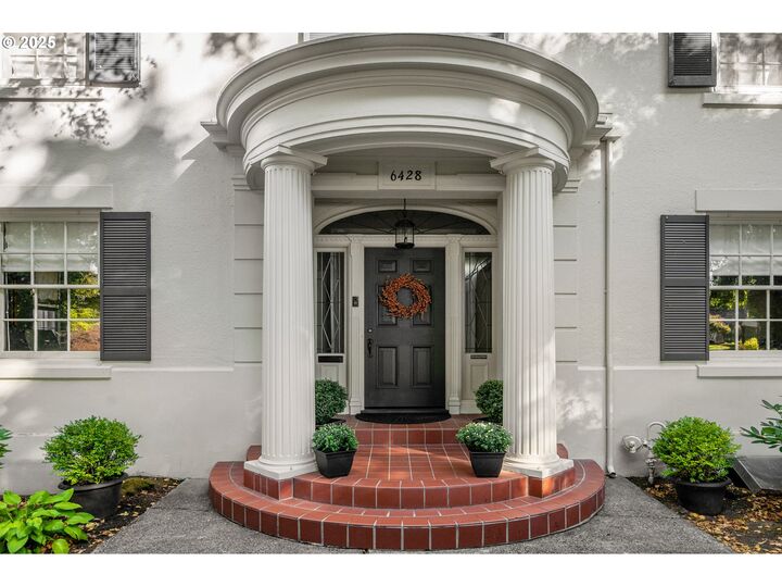 Property Photo: 6428 SE Reed College Pl OR 97202