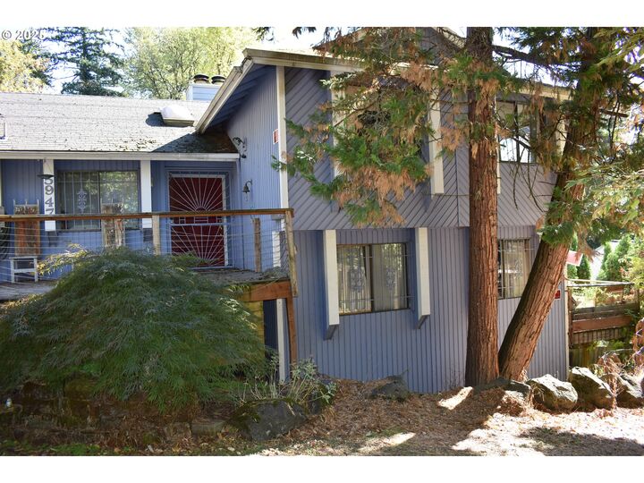 Property Photo:  5947 SW Alfred St  OR 97219 
