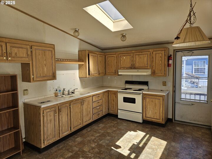 Property Photo:  90789 Travis Ln  OR 97420