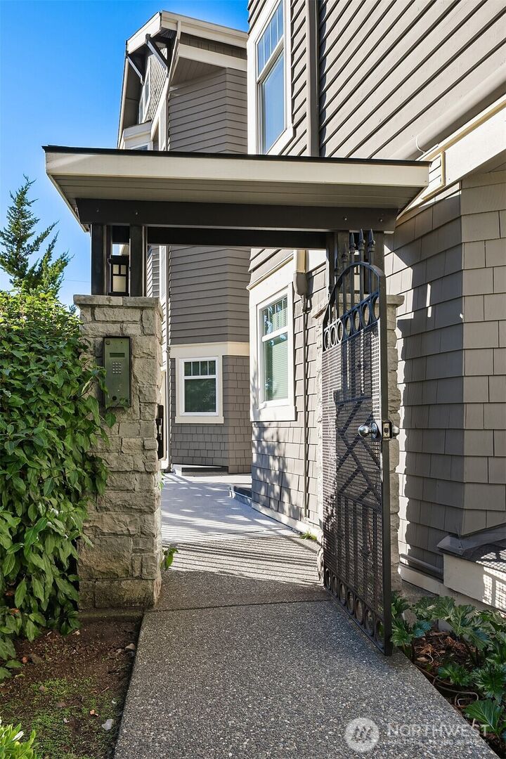 Property Photo: 1206 E Republican Street WA 98102