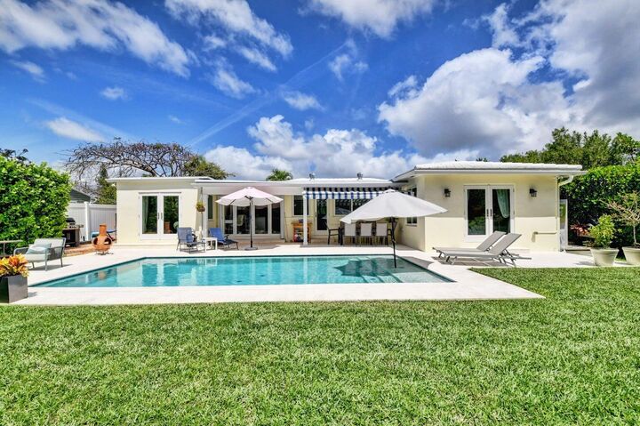Property Photo:  222 S Seacrest Circle  FL 33444 