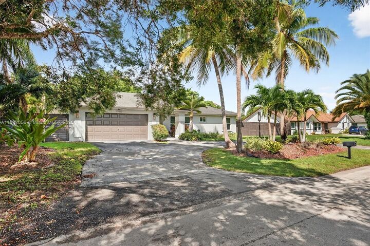 Property Photo: 17500 SW 93rd Pl FL 33157