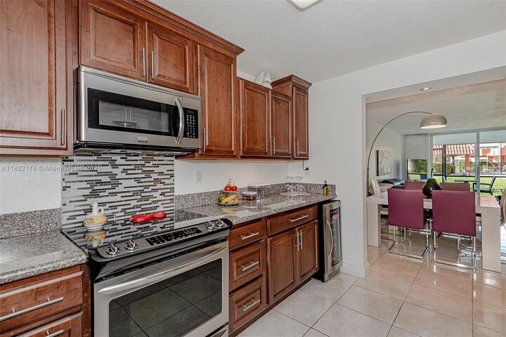 Property Photo: 9410 N Hollybrook Lake Dr 109 FL 33025