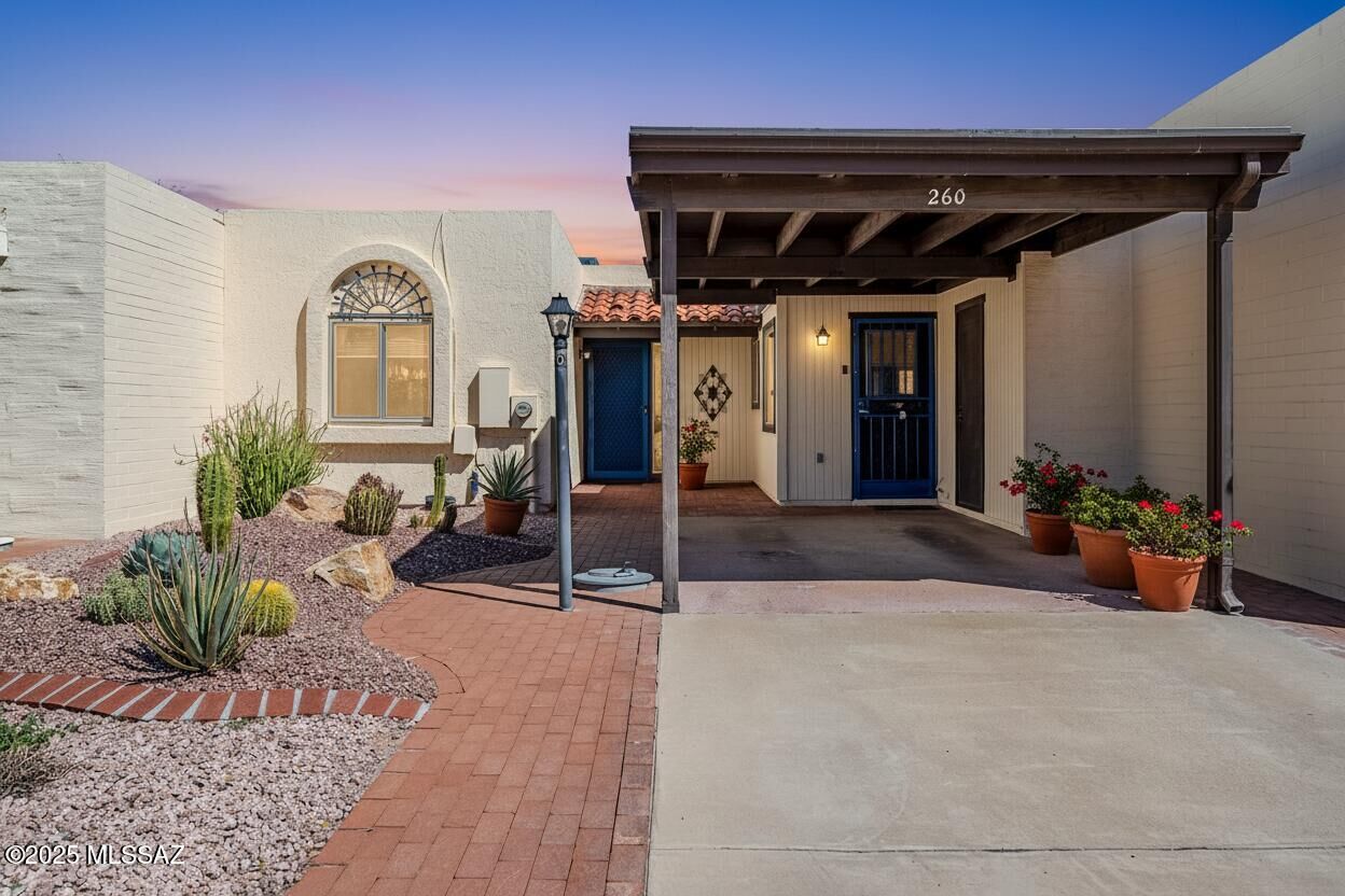 Property Photo:  260 N Calle Del Lago  AZ 85614 