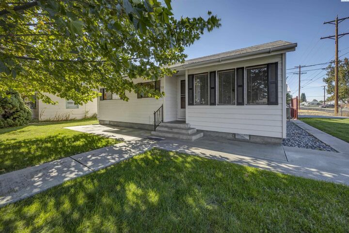 Property Photo: 713 Sanford Ave WA 99352