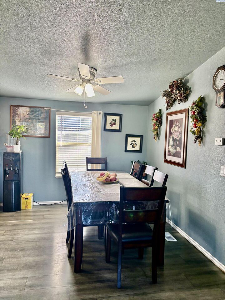 Property Photo: 615 Grant Ct WA 98930