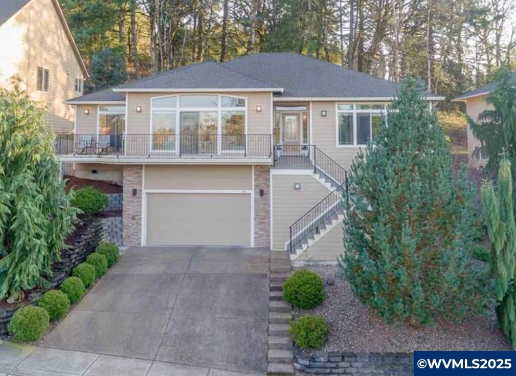 Property Photo: 408 La Cresta Dr OR 97306