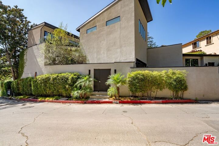 Property Photo: 1531 Lindacrest Dr CA 90210