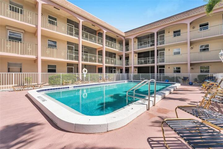 Property Photo: 100 SE 6th Ave 104 FL 33060