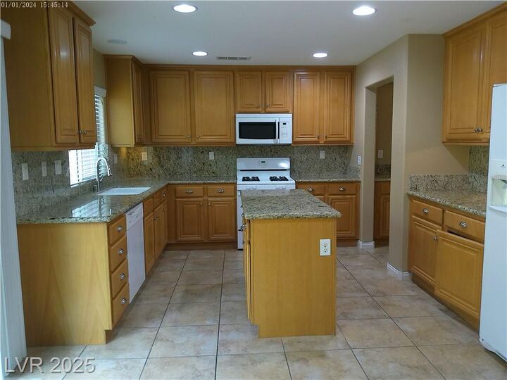 Property Photo: 7051 Oakwood Pines Court NV 89166