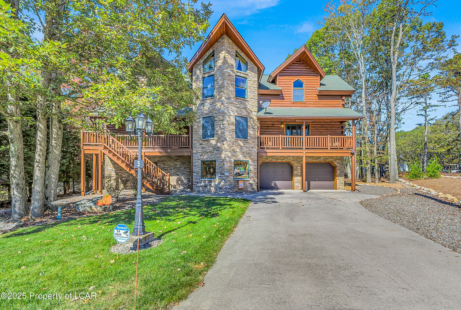 Property Photo: 5 Fernwood Circle PA 18202