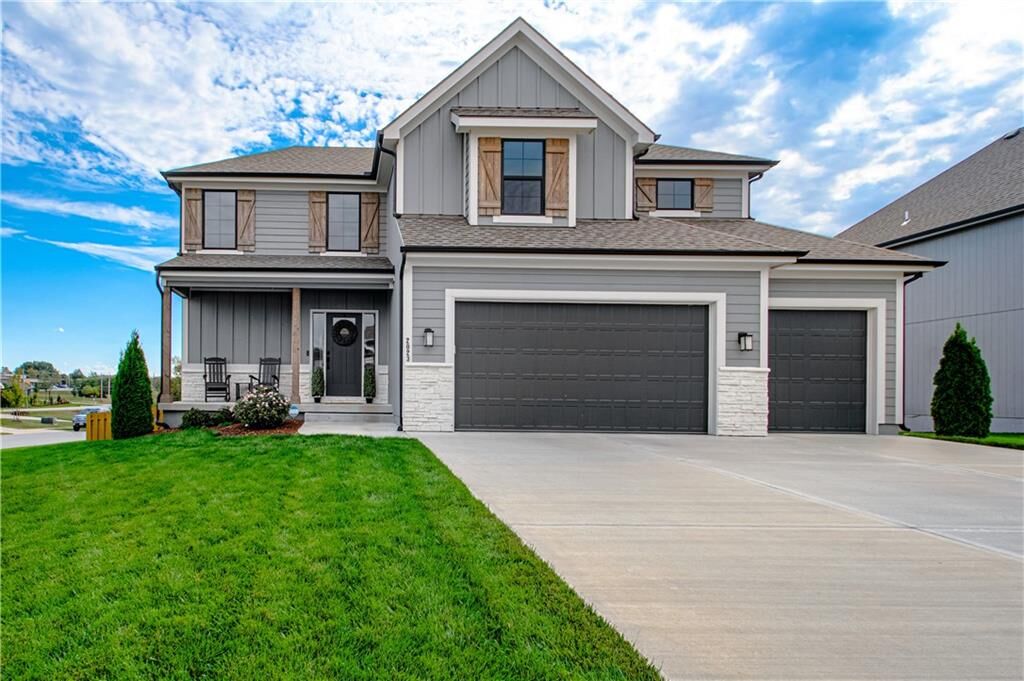 Property Photo: 2023 SW Farm Field Lane MO 64082