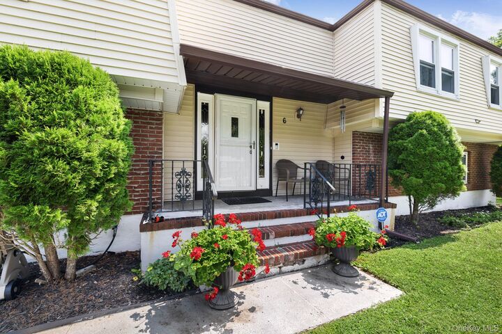 Property Photo:  6 Farmstead Road  NY 12553 