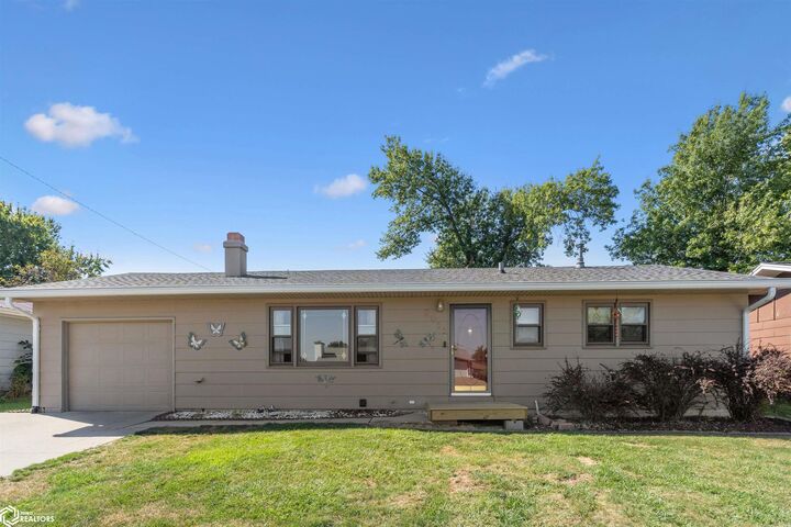 2011 Catalina Place  Marshalltown IA 50158 photo
