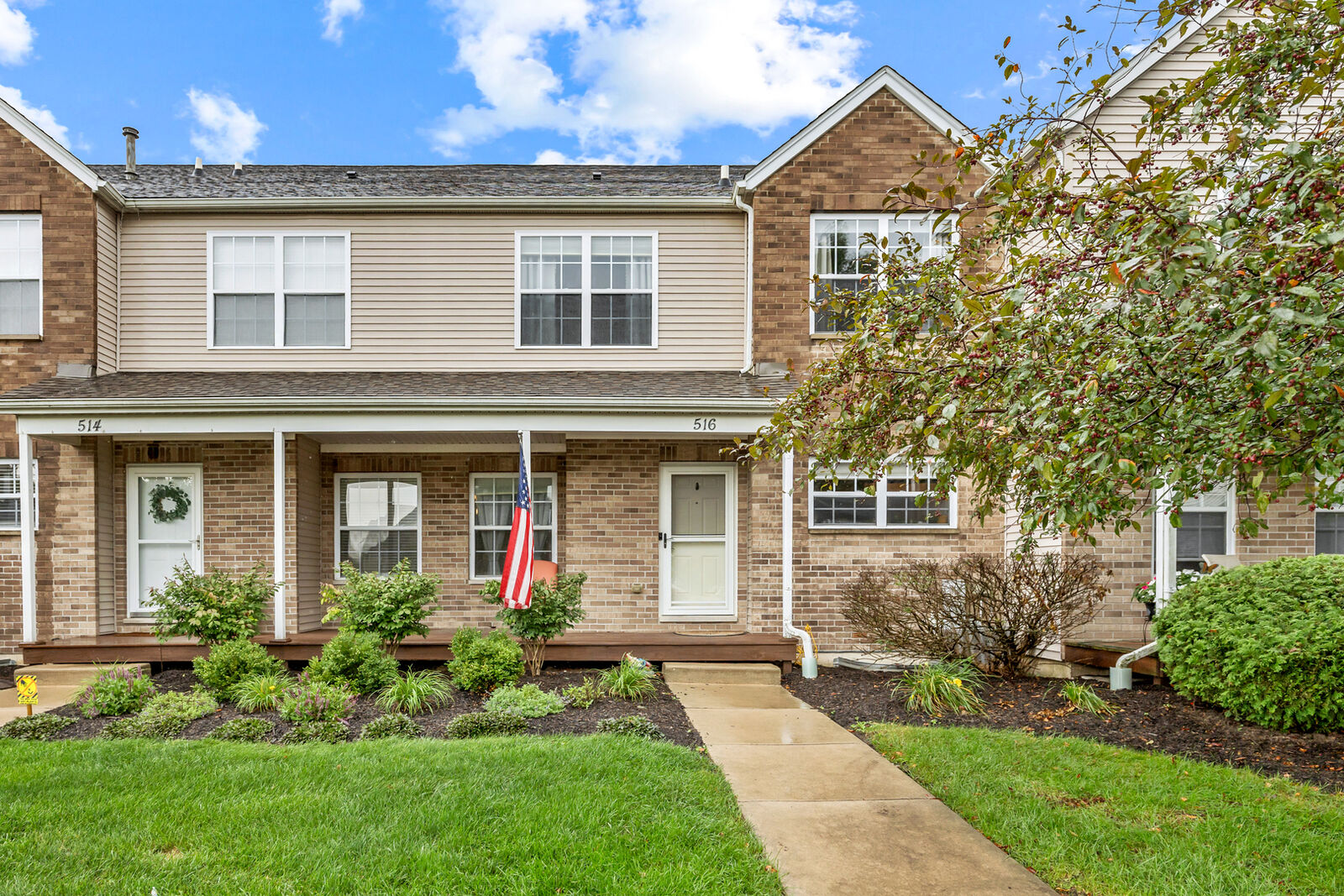 Property Photo: 516 Clayton Circle 516 IL 60178