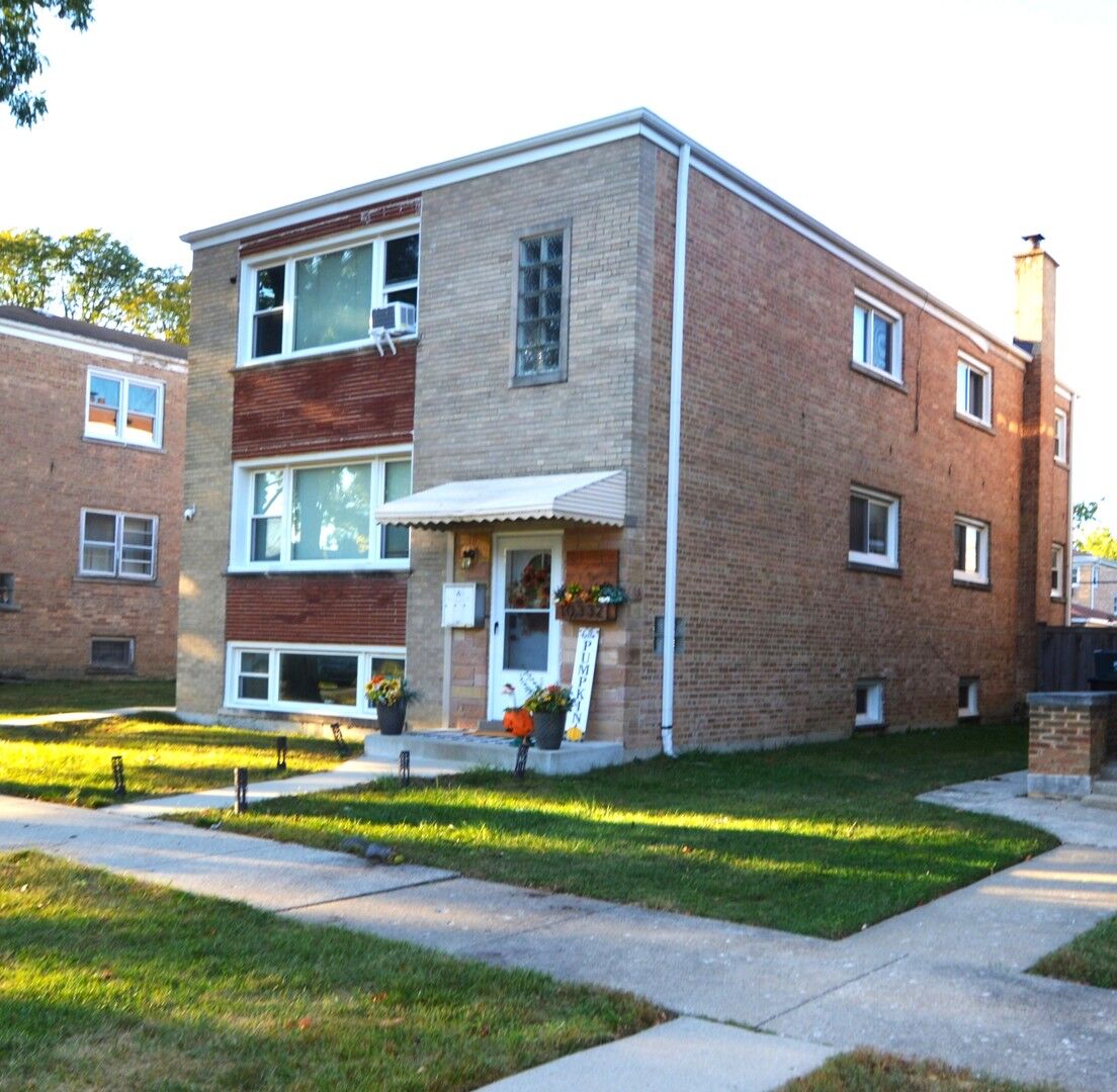 Property Photo: 10332 Elizabeth Street 1 IL 60154