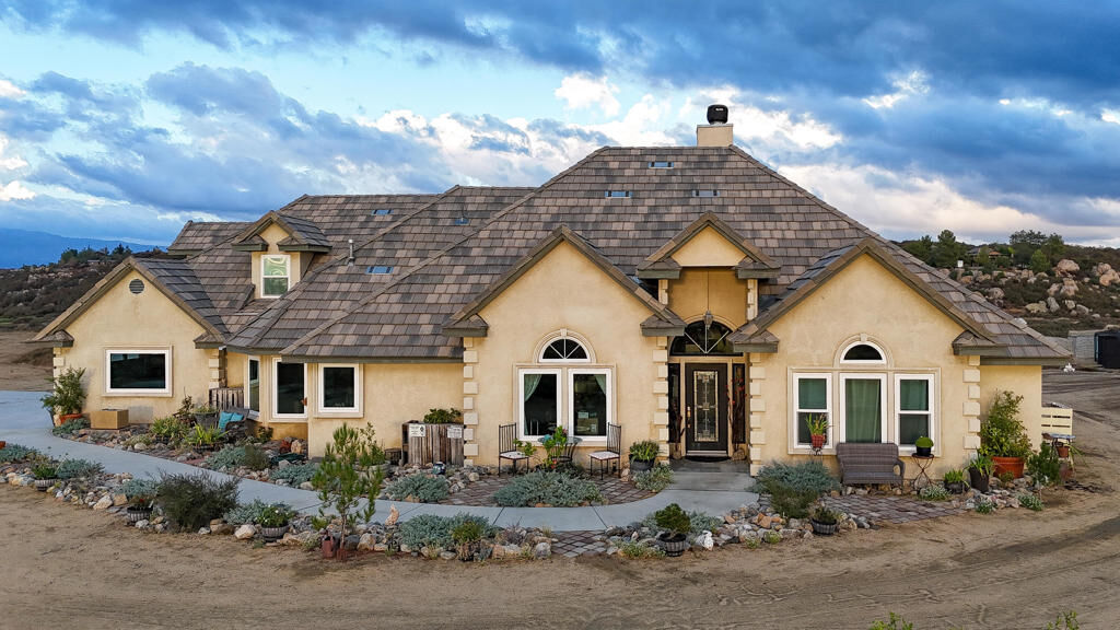 Property Photo:  42095 Crazy Horse Canyon Drive  CA 92536 