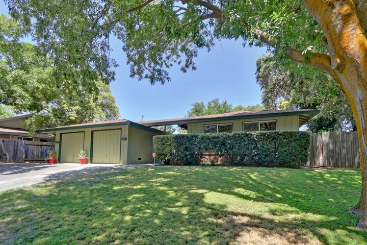 Property Photo: 33 Simmons Way CA 95616