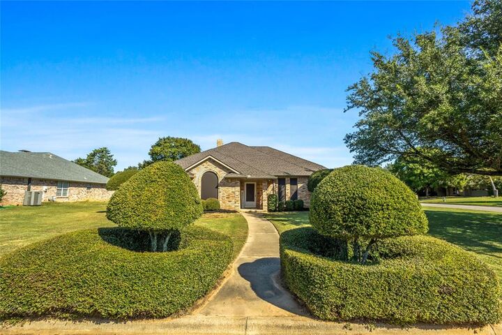 Property Photo: 14 Lillis Park Circle TX 75020
