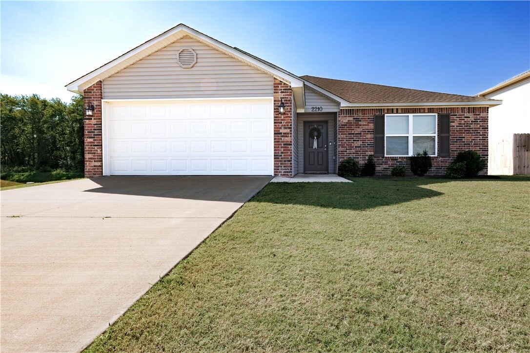 Property Photo: 2210 E Fennec Street AR 72761