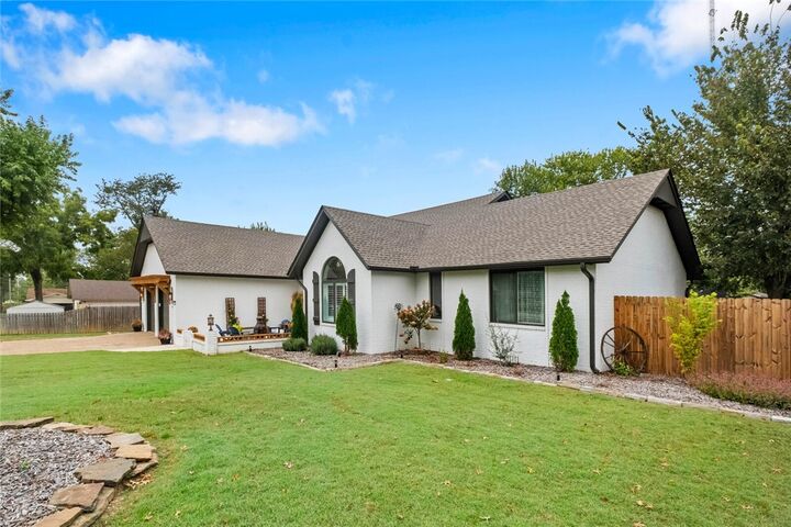 Property Photo: 1002 NW 9th Street AR 72712