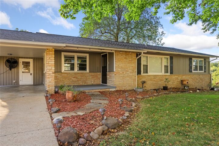 Property Photo: 1002 S Oak Street AR 72601