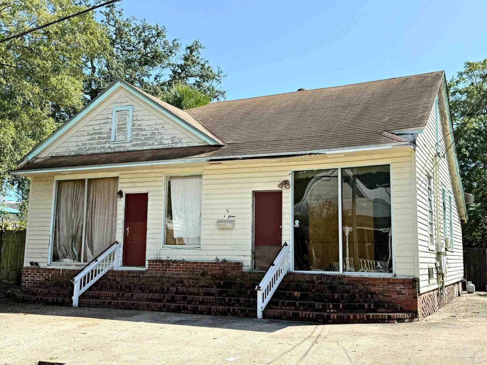 Property Photo: 115 W Wright St FL 32502