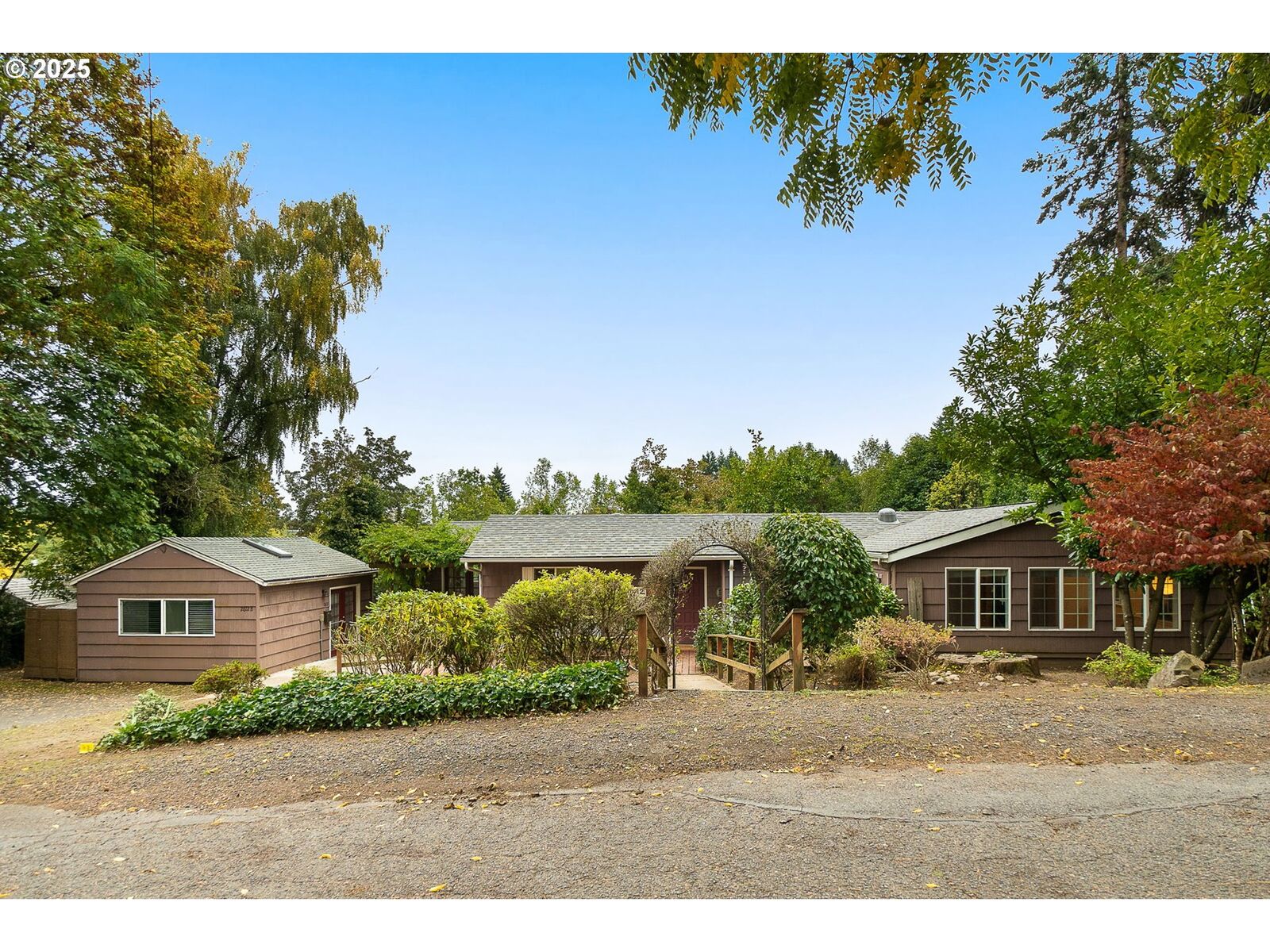 Property Photo:  2612 SW Moss St  OR 97219 