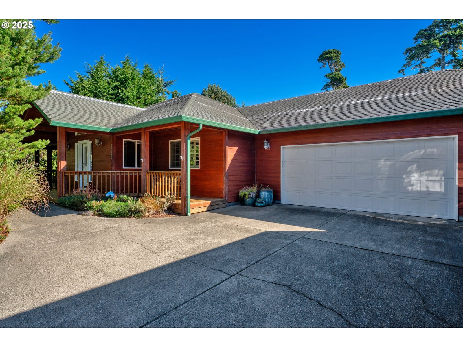 Property Photo: 87685 Rhodowood Dr OR 97439