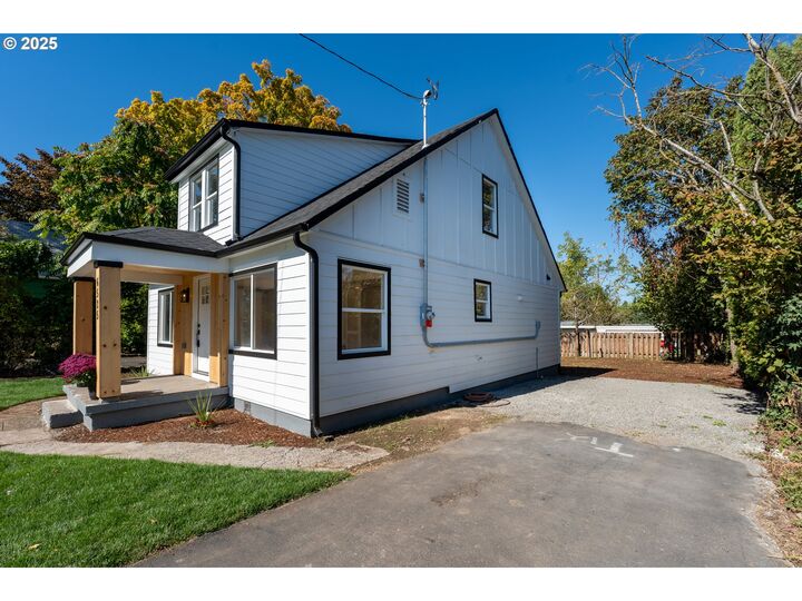 Property Photo:  6525 NE Prescott St  OR 97218 