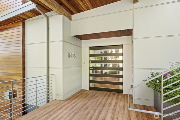 Property Photo: 1606 W Lake Sammamish Parkway SE WA 98008