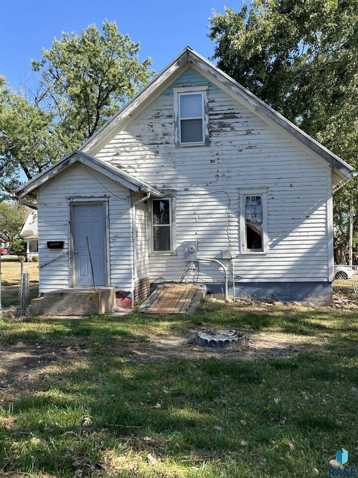 Property Photo:  309 S Dakota Ave  SD 57037 