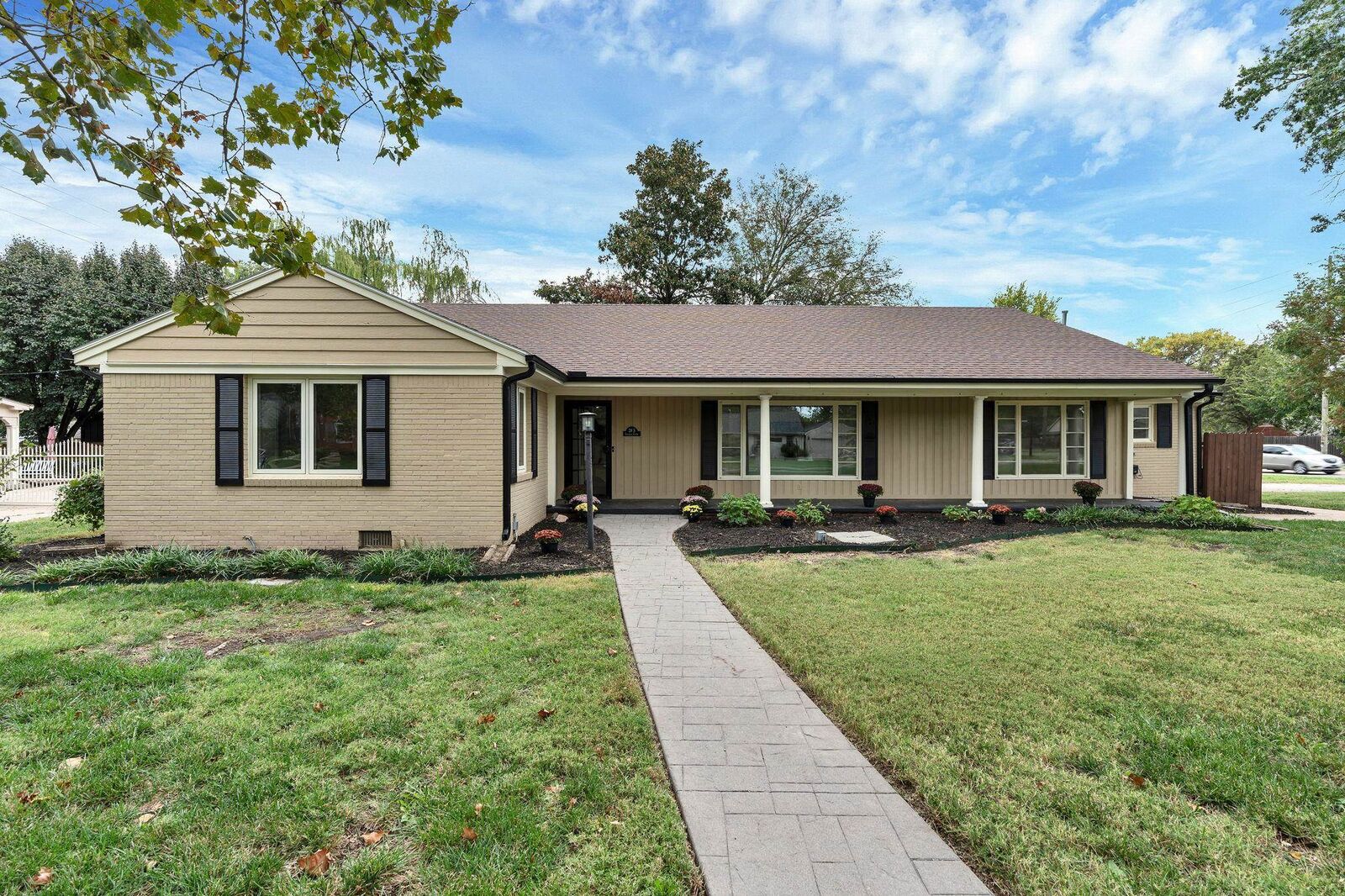 Property Photo: 28 S Colonial Ct KS 67207