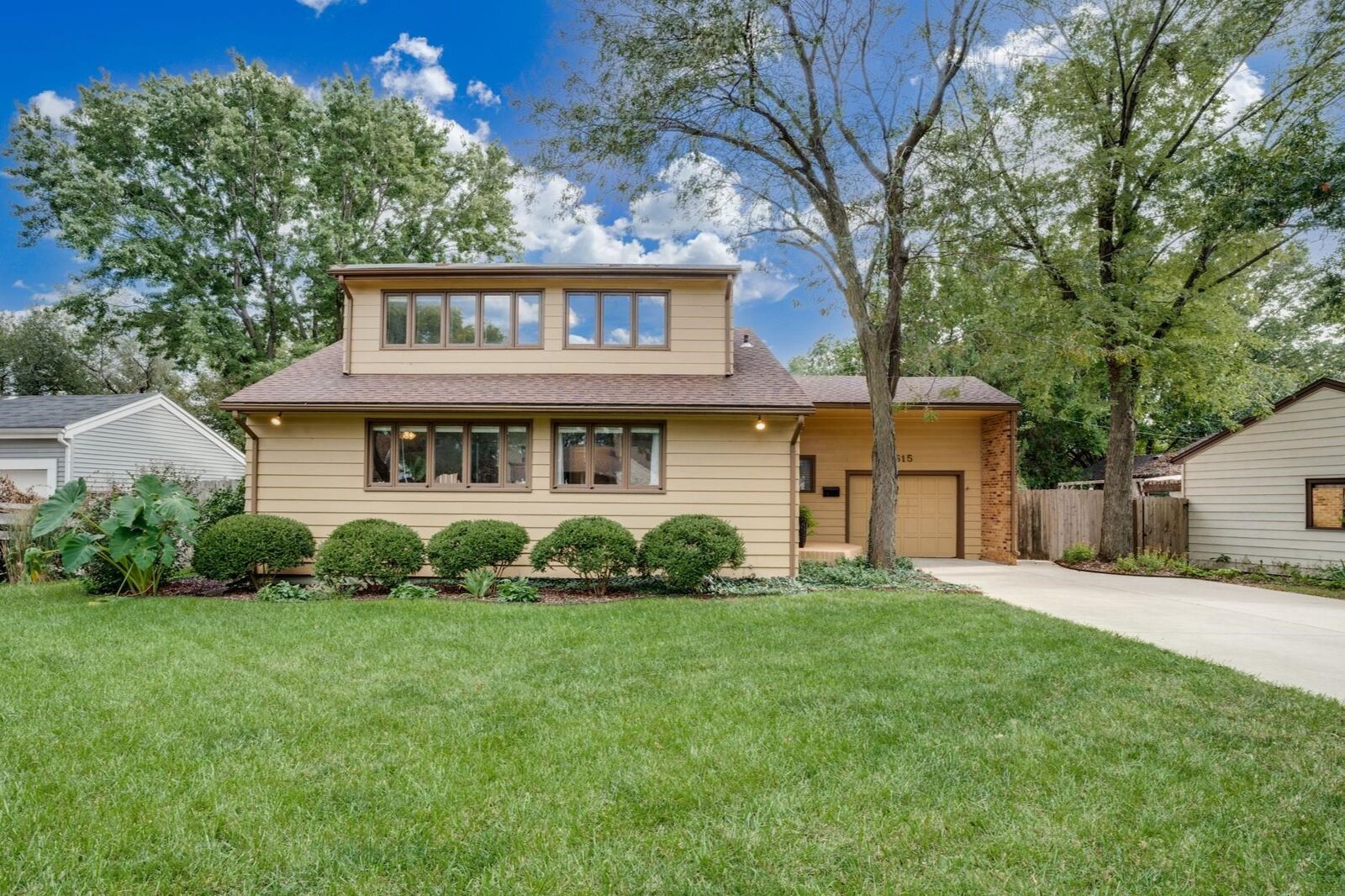 Property Photo:  515 N Oakwood Dr  KS 67208 