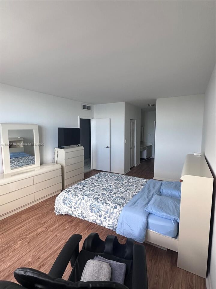 Property Photo: 300 Bayview Dr 1206 FL 33160