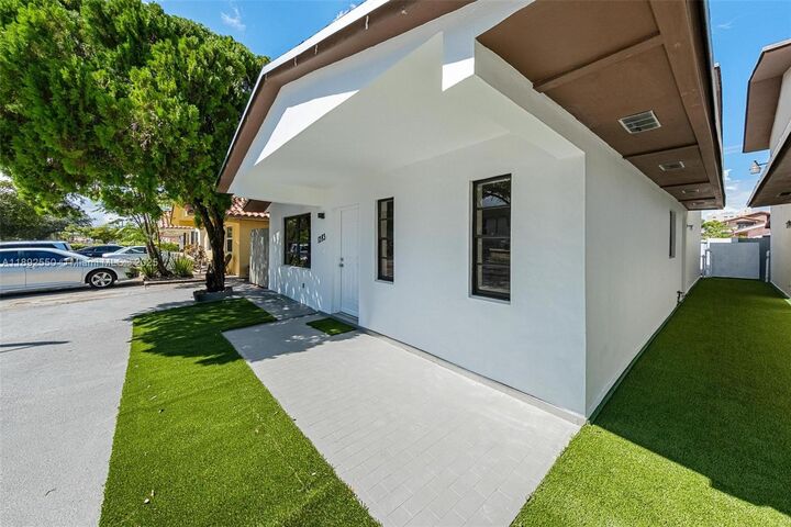 Property Photo: 1283 W 42nd St FL 33012