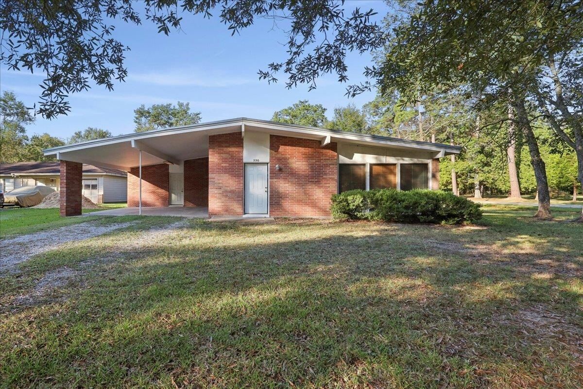 Property Photo: 220 Delores TX 77662
