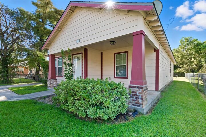 Property Photo: 813 N Prater Street N LA 70601