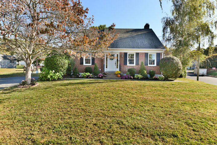 Property Photo:  120 Round Hill Road  CT 06010 