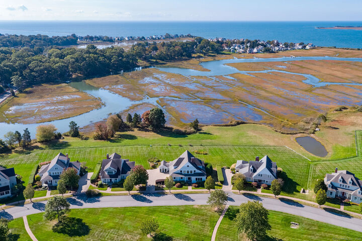 Property Photo:  7 Osprey Commons South  CT 06413 