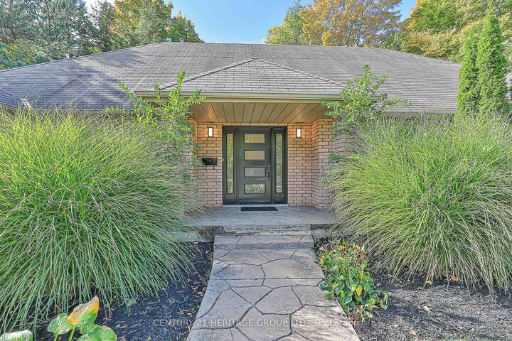 Property Photo:  46 Pineneedle Drive  ON L4G 4Y6 