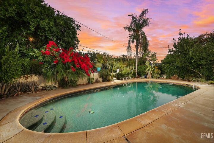Property Photo:  2914 College Avenue  CA 93306 