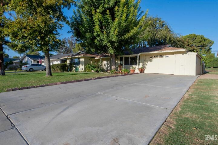 Property Photo: 504 Cherry Hills Drive CA 93309