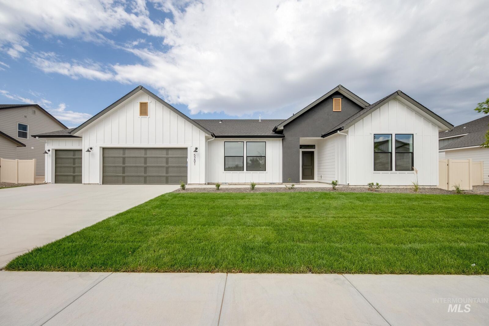 Property Photo: 1211 W Cub River Dr ID 83642