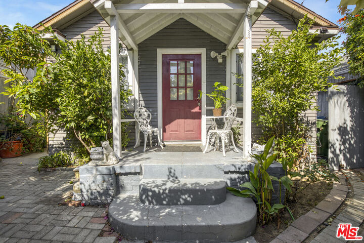 6431 Dix St  Los Angeles CA 90068 photo