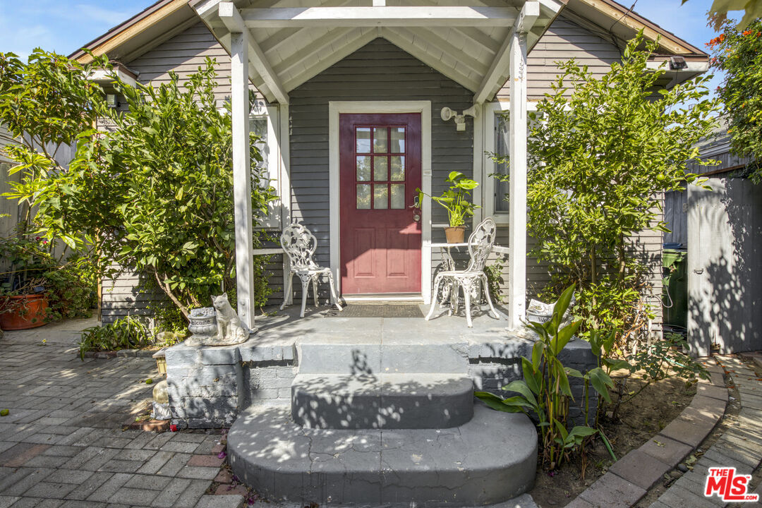 Property Photo: 6431 Dix St CA 90068