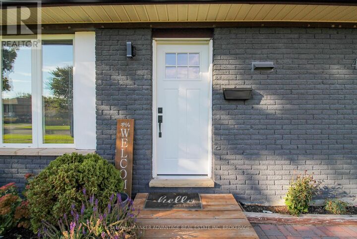 Property Photo:  42 Newleaf Crescent  ON L3C 6B4 