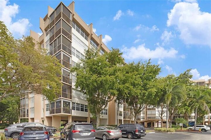 Property Photo:  1400 Saint Charles Pl 616  FL 33026