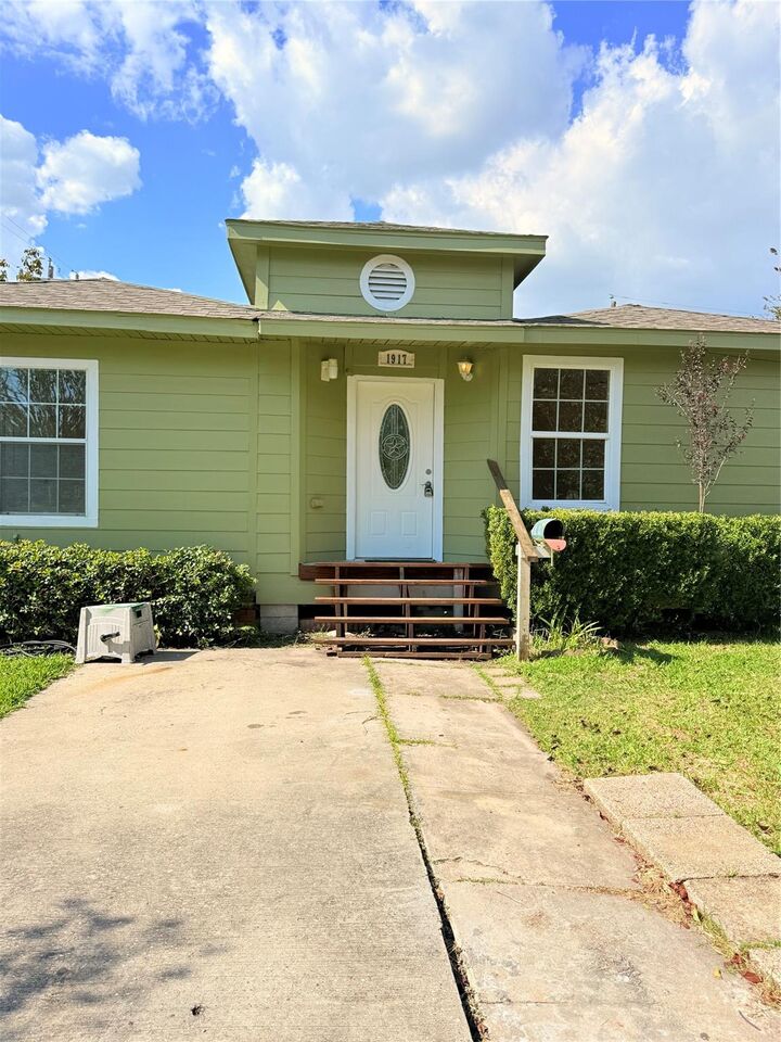 Property Photo:  1917 Utah Street  TX 77520 