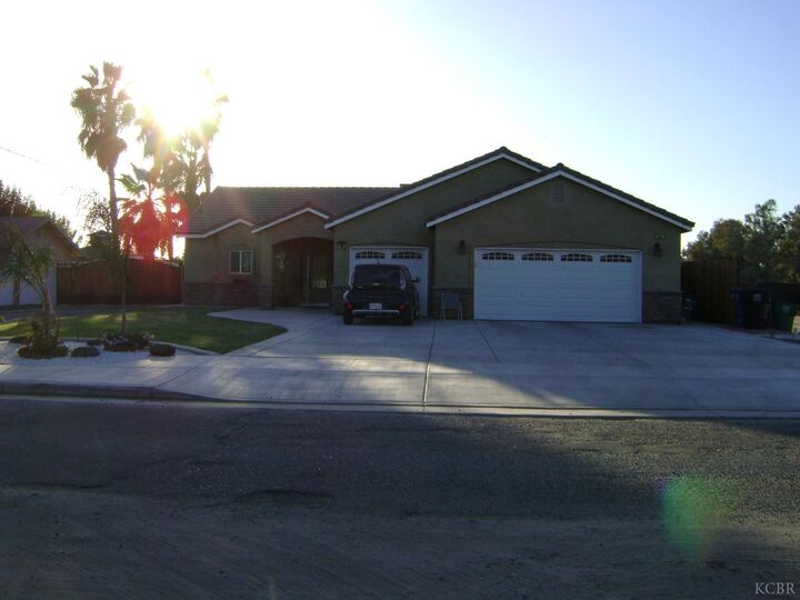 Property Photo: 504 Benrus Avenue CA 93212